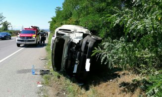 Mașina-n șanț, șoferul la spital. I-a sărit o căprioară-n cale