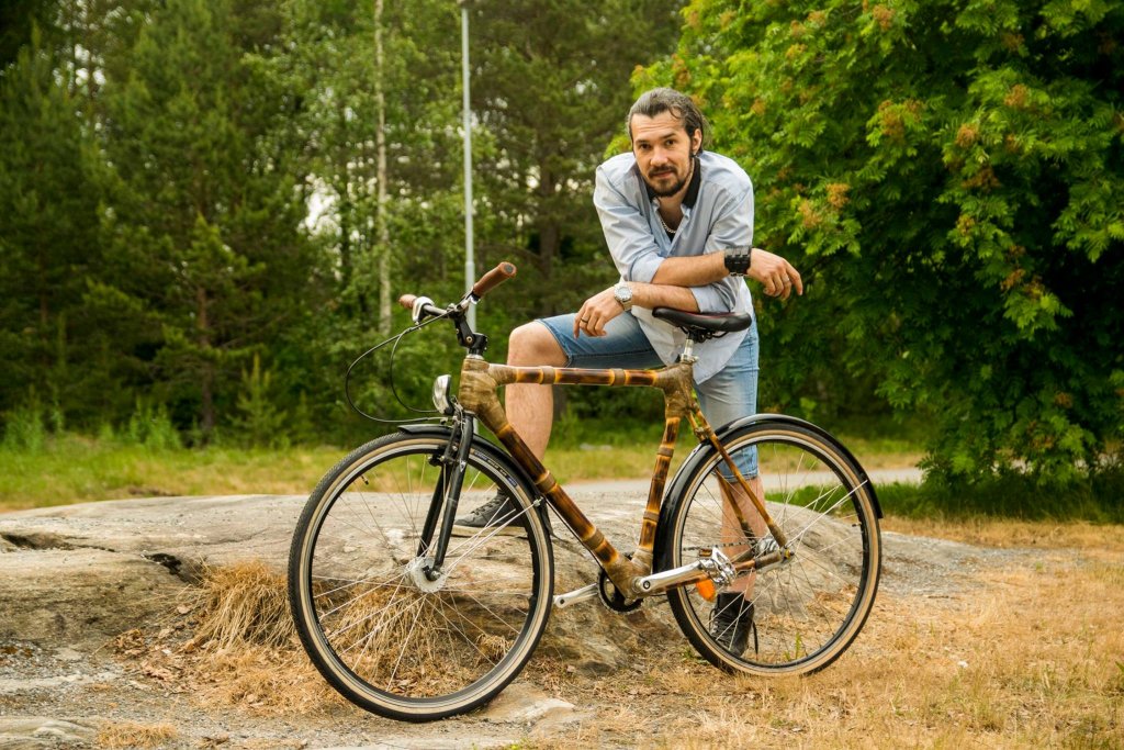 Business de Cluj. Un fost cercetător în Suedia s-a întors acasă ca să facă biciclete din bambus