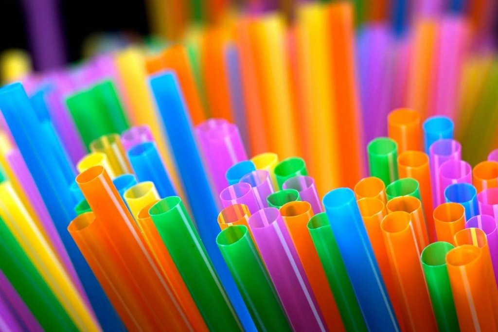 Un hypermarket anunță că scoate complet de la vânzare produsele de plastic de unică folosinţă