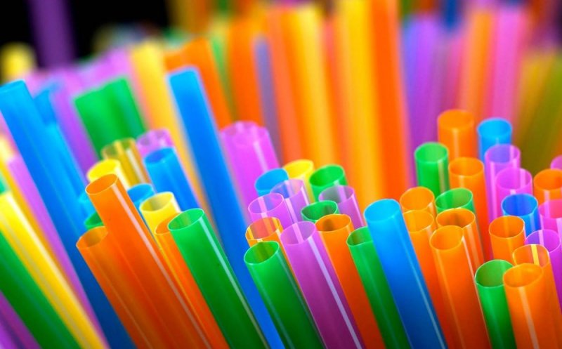 Un hypermarket anunță că scoate complet de la vânzare produsele de plastic de unică folosinţă