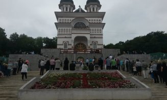 Mii de credincioșii la mănăstirea din Floreşti. Parcările nu au făcut față