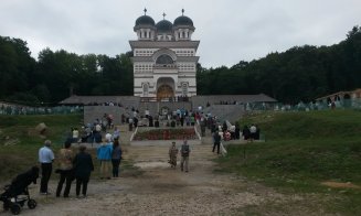 Mii de credincioșii la mănăstirea din Floreşti. Parcările nu au făcut față