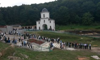 Mii de credincioșii la mănăstirea din Floreşti. Parcările nu au făcut față
