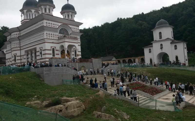 Mii de credincioși la mănăstirea din Floreşti. Parcările nu au făcut față