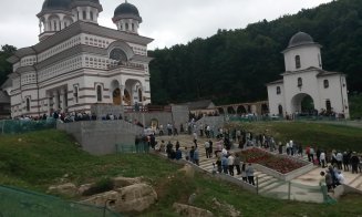 Mii de credincioși la mănăstirea din Floreşti. Parcările nu au făcut față