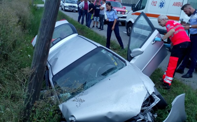 A intrat cu maşina într-un cap de pod. O femeie rănită