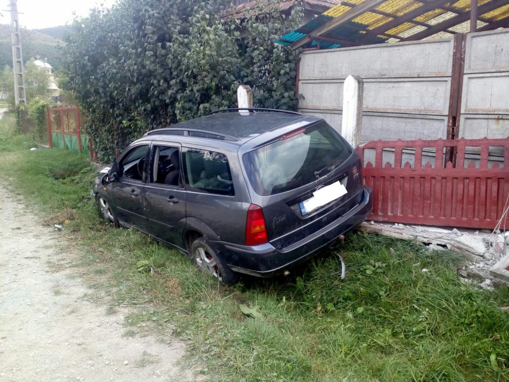 Trei răniţi după ce o maşină a ieşit de pe drum în Livada