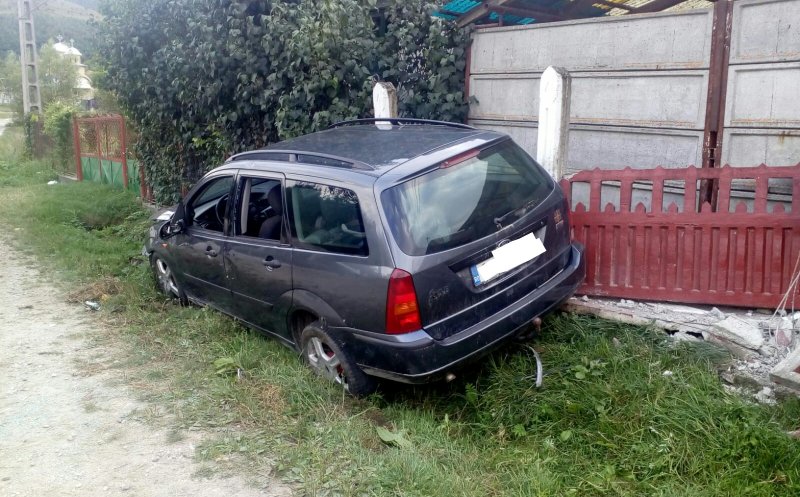 Trei răniţi după ce o maşină a ieşit de pe drum în Livada