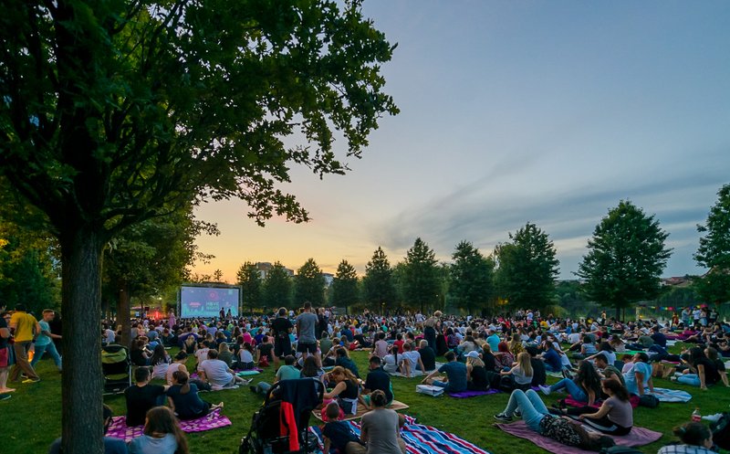 Serile de vară cu cinema în aer liber continuă în Iulius Parc