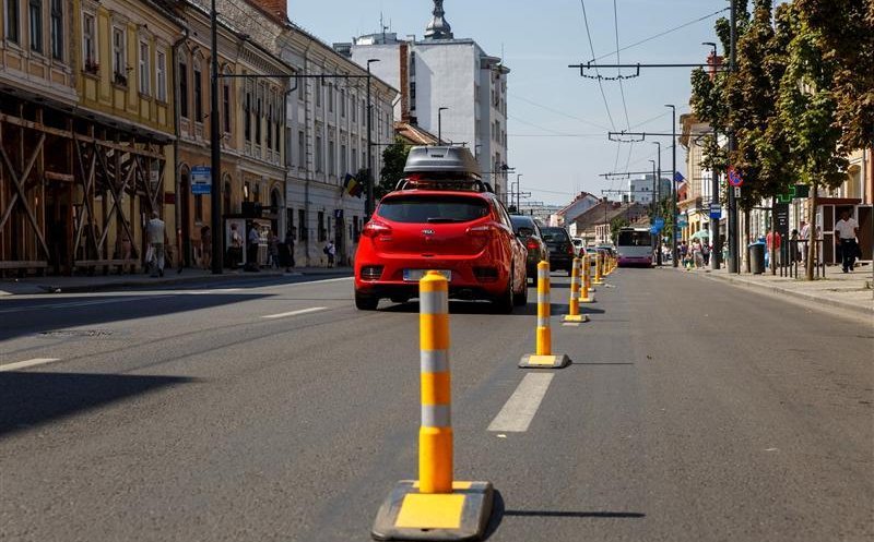 Dispar stâlpișorii de pe benzile dedicate autobuzelor