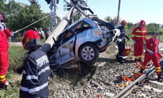 Mașină lovită de tren în Cluj. Șoferul, descarcerat după o oră