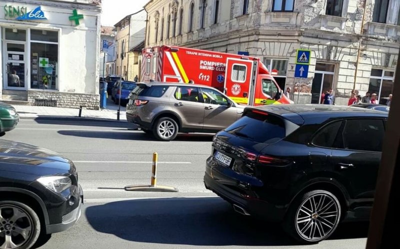 Ambulanţă SMURD, care transporta un pacient critic, lovită în centrul Clujului