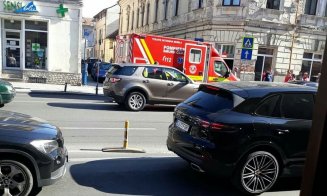 Ambulanţă SMURD, care transporta un pacient critic, lovită în centrul Clujului