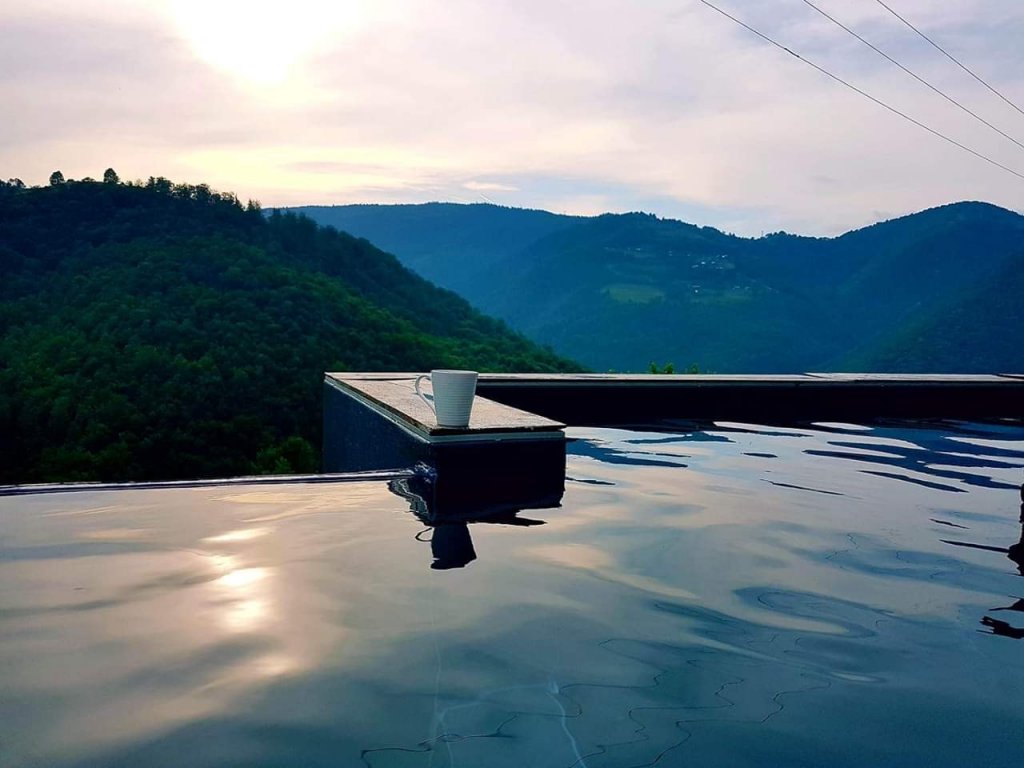 Destinație de Instagram, lângă Cluj! Cabană cu infinity pool ca-n Bali, defileu pentru alpiniști și lacul urmașului lui Loch Ness