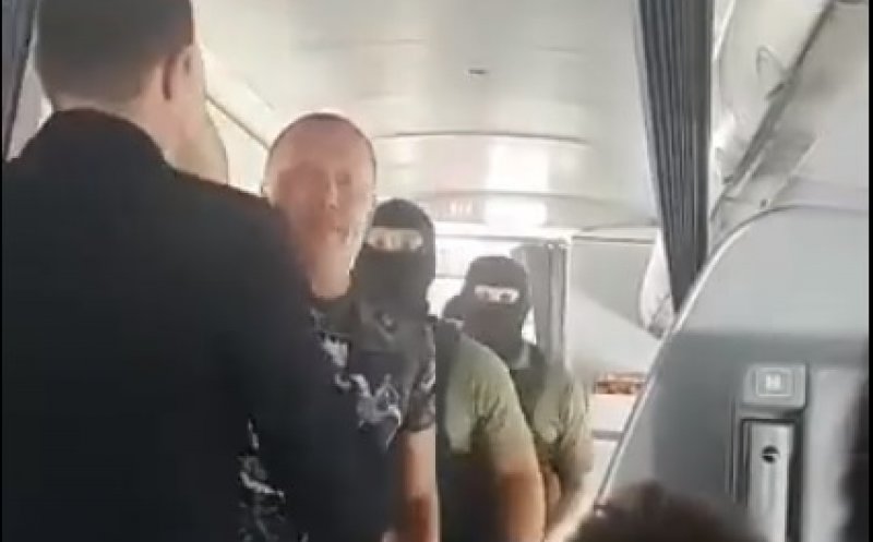 Un individ care făcea scandal în avion, luat pe sus cu mascații