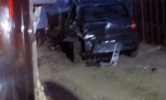 Trei mașini avariate, din care una răsturnată. Din fericire, nimeni nu a fost rănit