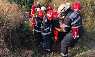 Mașină răsturnată în curtea unei școli. O femeie în stare gravă, un bărbat încarcerat