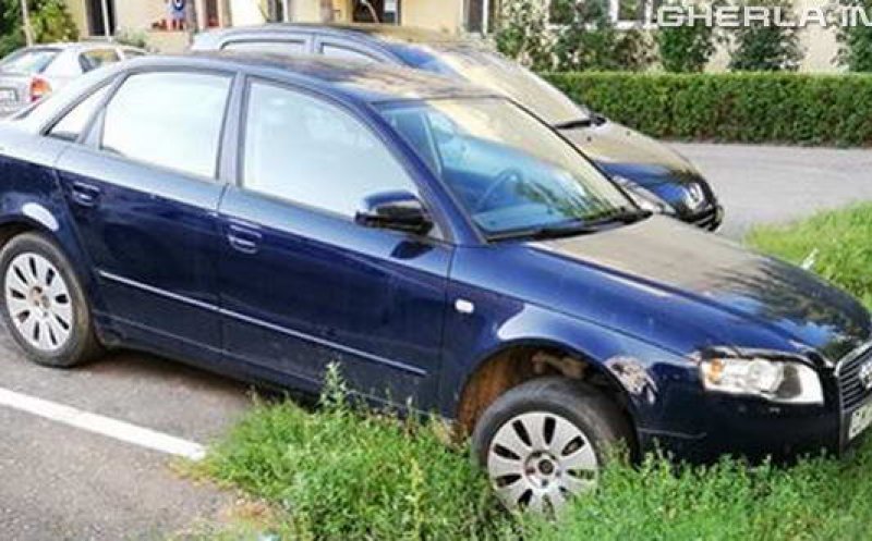 Şi-a lăsat mașina în parcare, a găsit-o în șanț. Ce s-a întâmplat?