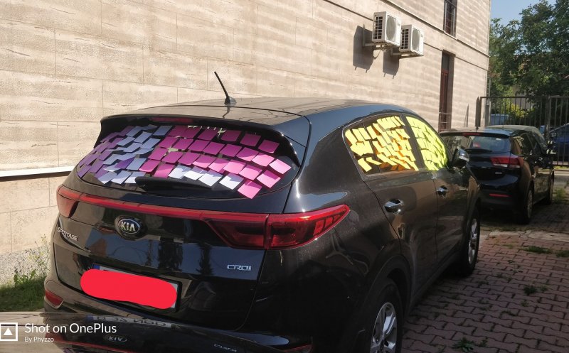 Răzbunare inedită la Cluj. I-au umplut mașina de stickere colorate