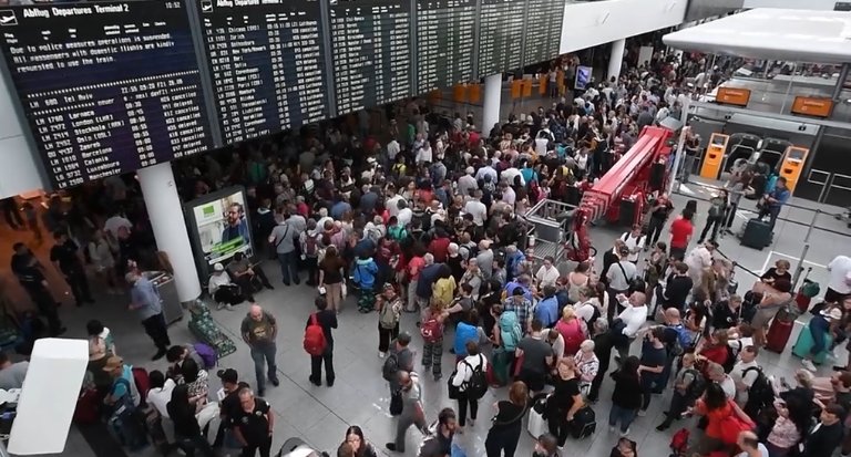 Alertă de securitate pe aeroportul din München: 130 de zboruri, anulate mii de pasageri evacuaţi