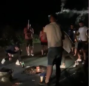 Petrecere cu artificii, tort şi şampanie, pentru o groapă în asfalt care a împlinit un an