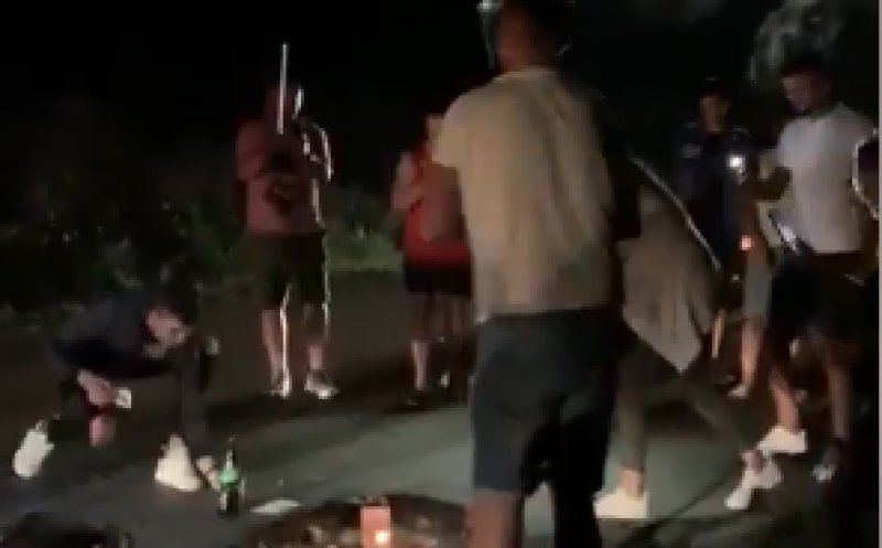 Petrecere cu artificii, tort şi şampanie, pentru o groapă în asfalt care a împlinit un an