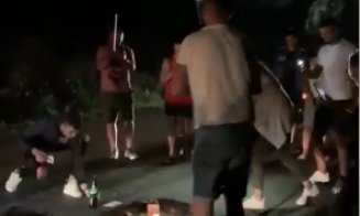 Petrecere cu artificii, tort şi şampanie, pentru o groapă în asfalt care a împlinit un an