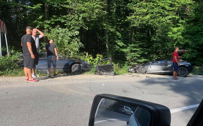 Liniuțe în Făget? Bolid "parcat" în șanț, bot în bot cu altă mașină