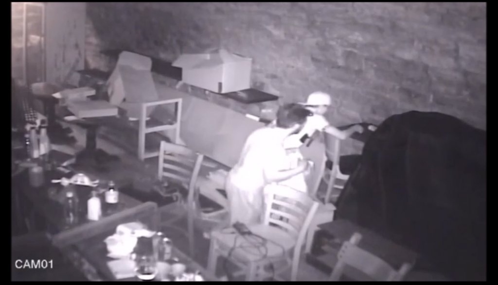VIDEO. Doi hoţi au fost surprinşi în timp ce dădeau spargerea într-un local din centrul Clujului