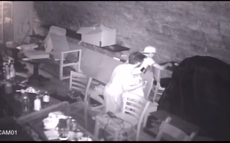VIDEO. Doi hoţi au fost surprinşi în timp ce dădeau spargerea într-un local din centrul Clujului