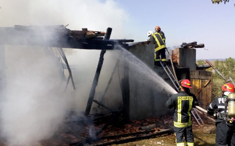 Incendiu puternic la o șură, în Deușu. Flăcările, gata să mistuie și o casă