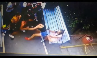 VIDEO. O femeie bate două fete, în plină zi, la Turda