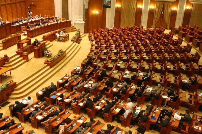 Deputații și senatorii se întorc la muncă. Tăriceanu, aşteptat să-şi anunţe demisia din funcţia de preşedinte al Senatului