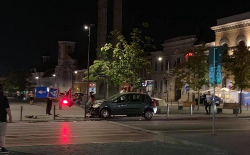 Accident în centrul Clujului. A dărâmat un semafor din Piaţa Unirii