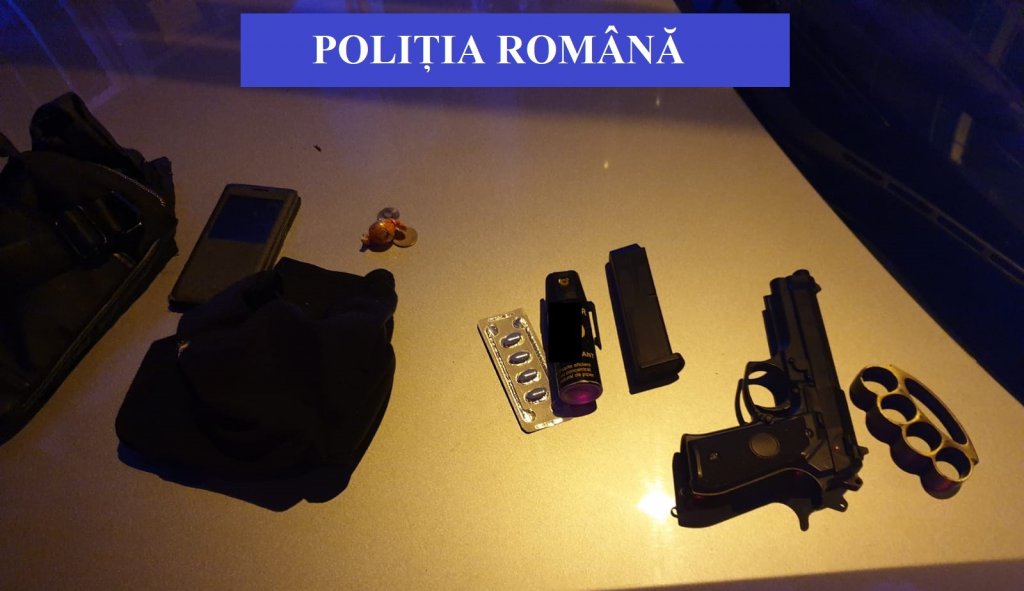 Unul dintre bărbații cu cagule care au amenințat o femeie cu arma în trafic era drogat
