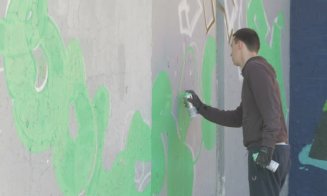 Amendă usturătoare pentru un bărbat care a vandalizat Muzeului de Istorie din Cluj. Cât l-a costat graffiti-ul