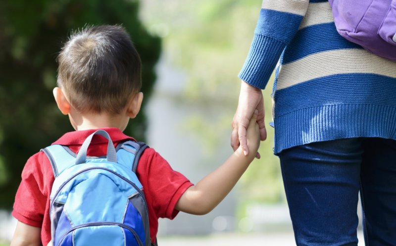 Prima zi de şcoală dă bătăi de cap părinţilor. Angajaţii cu copii vor zi liberă pe 9 septembrie