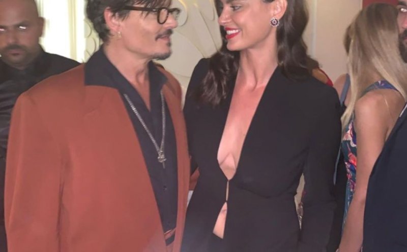 Catrinel Menghia, alături de Johnny Depp, pe covorul roşu de la Veneţia
