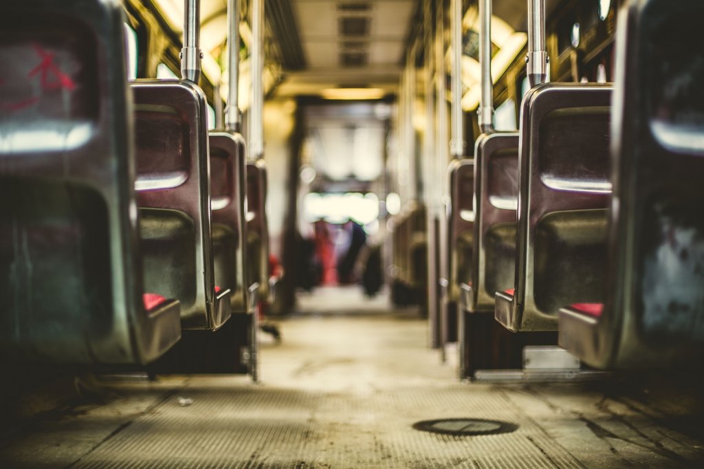Teatrul Național din Cluj își începe stagiunea în... autobuz