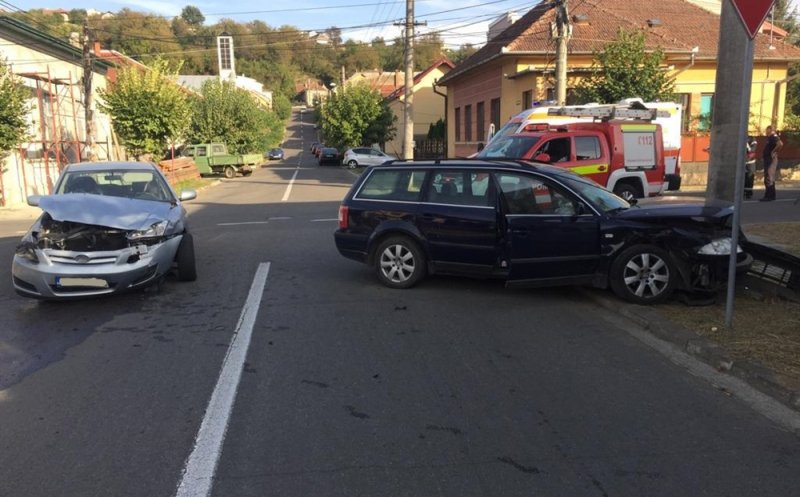 Accident violent. Două mașini s-au făcut "acordeon", patru oameni au fost răniți