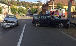 Accident violent. Două mașini s-au făcut "acordeon", patru oameni au fost răniți