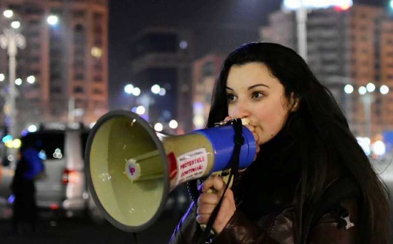 Tânăra din Cluj care a organizat protestul din 10 august, amendată de Jandarmerie!. "Lasaţi-o baltă! Voi chiar nu vă învăţaţi minte?"
