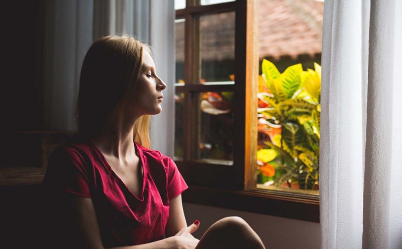 Fumezi sau tocmai te-ai lăsat? Amestecul din trei plante care îţi curăţă plămânii de nicotină