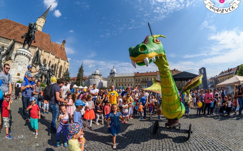Începe WonderPuck, festivalul stradal de teatru de păpuşi din centrul Clujului. VEZI programul