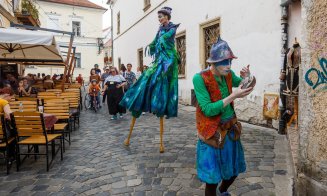 Păpușile gigantice au invadat centrul Clujului. Ce creaturi circulă prin oraș