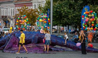 Păpușile gigantice au invadat centrul Clujului. Ce creaturi circulă prin oraș