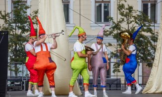 Păpușile gigantice au invadat centrul Clujului. Ce creaturi circulă prin oraș