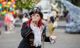 Păpușile gigantice au invadat centrul Clujului. Ce creaturi circulă prin oraș