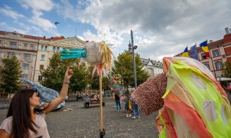 Păpușile gigantice au invadat centrul Clujului. Ce creaturi circulă prin oraș