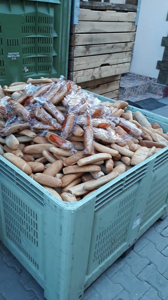 Igrasie, mizerie şi cioburi la o firmă din Cluj care produce cornuri destinate elevilor